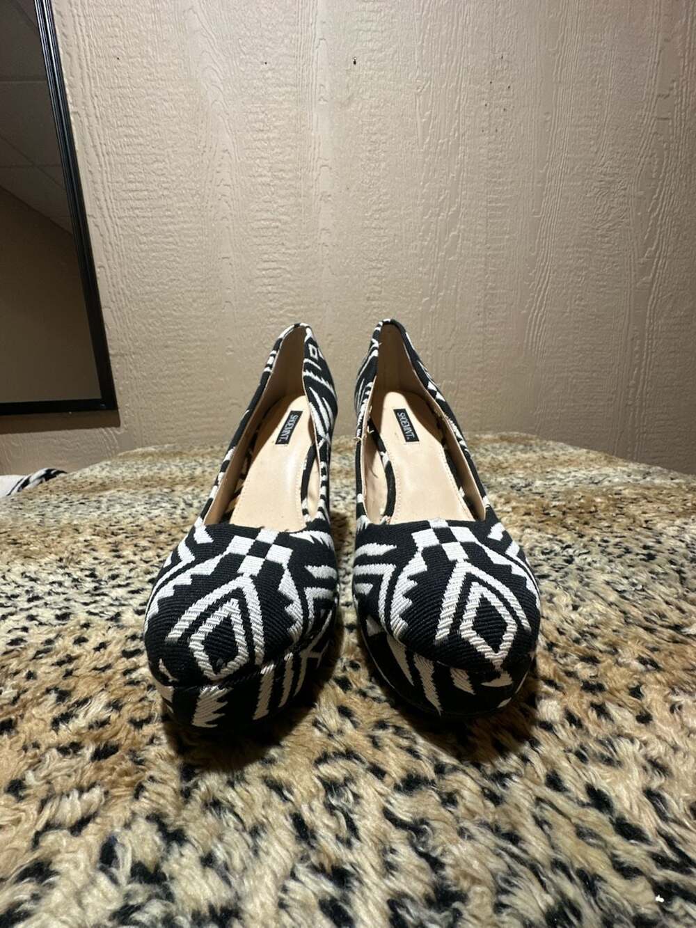 ShoeMint Kristin Black & White Aztec Printed Fabric Platform Wedge Pumps Size 9.